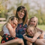 Glückliche Familie Bauer ist auf dem Bild zusehen